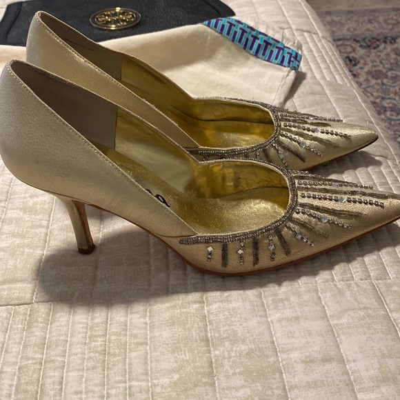 Golden heels - Picture 3 of 9